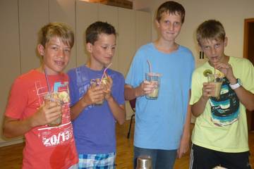 Wir mixen leckere Cocktails 14