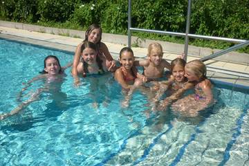 Gemeinsam zum Schwimmen 1