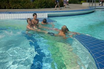 Gemeinsam zum Schwimmen 10