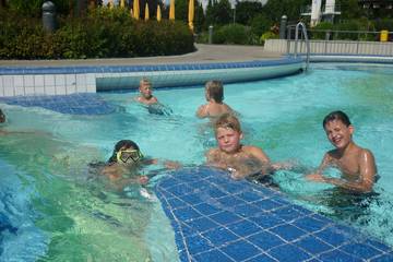 Gemeinsam zum Schwimmen 12