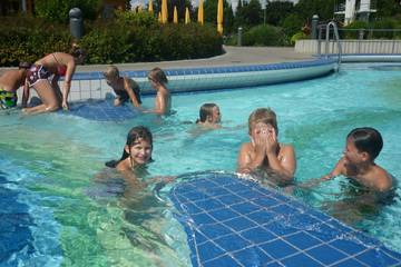Gemeinsam zum Schwimmen 13