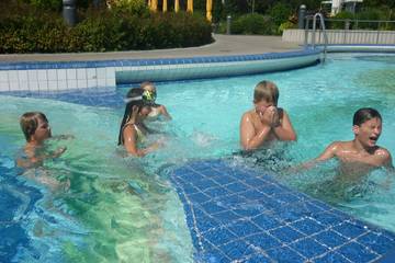 Gemeinsam zum Schwimmen 14